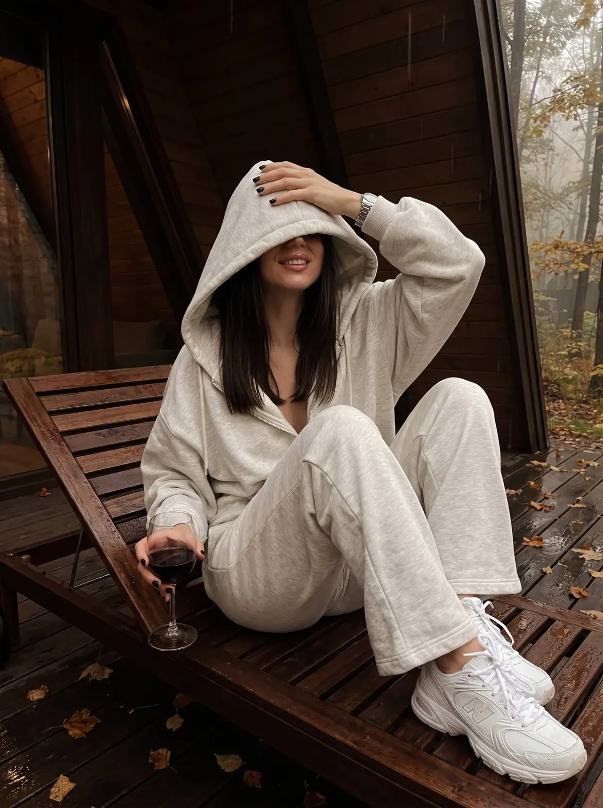 Промт: уютная фотосессия с вами в лесном доме с бокалом вина