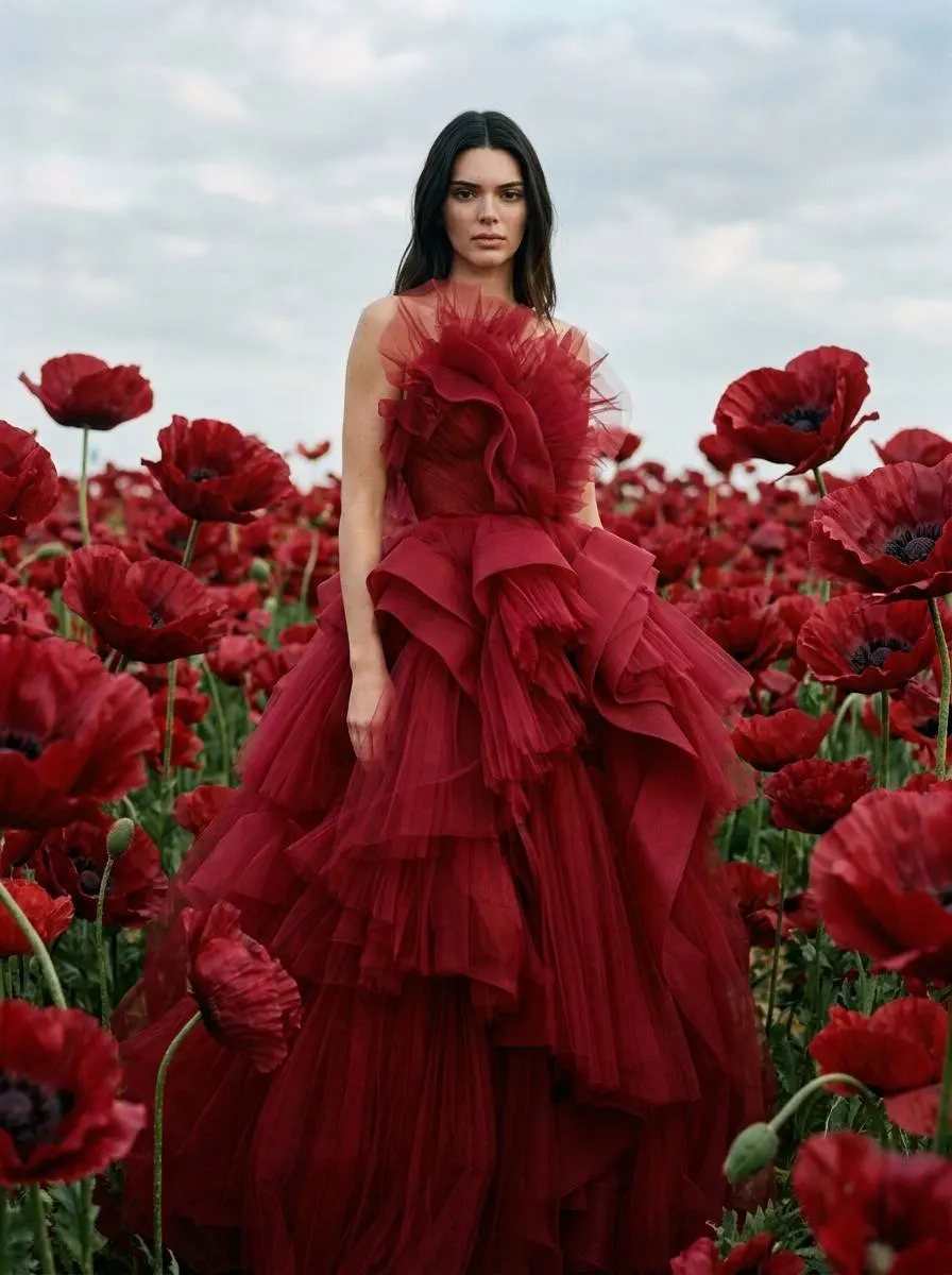 Промт: Вы в кроваво-красном couture платье в поле гигантских маков — ИИ фотосессия