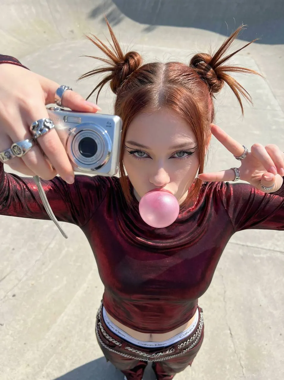 Фотосессия ИИ: Y2K top‑down портрет с жвачкой и камерой
